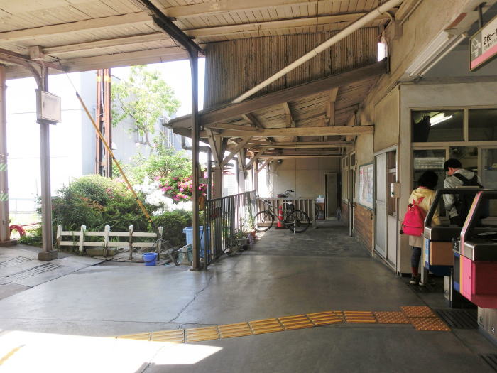 汐見橋駅の改札を入った所